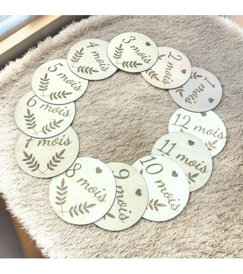 Étapes de 1 à 12 Mois Rond en Bois