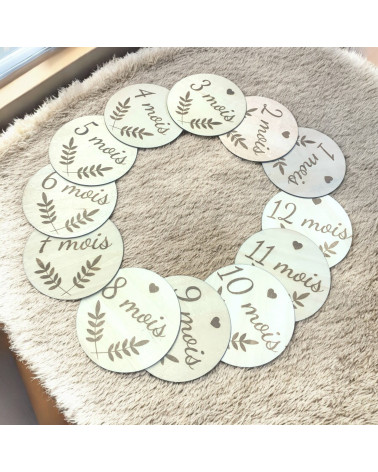 Étapes de 1 à 12 Mois Rond en Bois