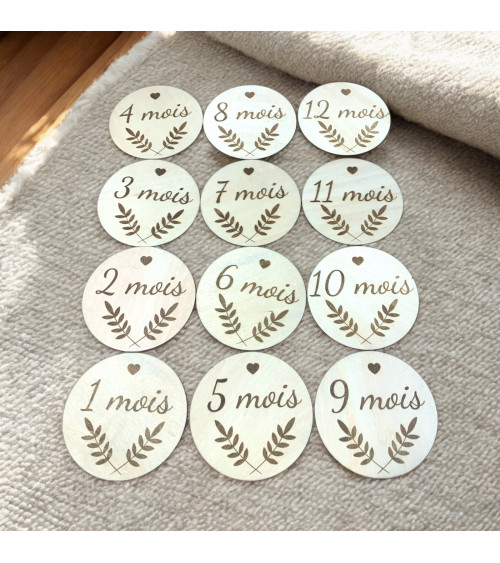 Étapes de 1 à 12 Mois Rond en Bois