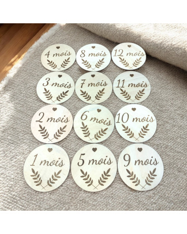 Étapes de 1 à 12 Mois Rond en Bois
