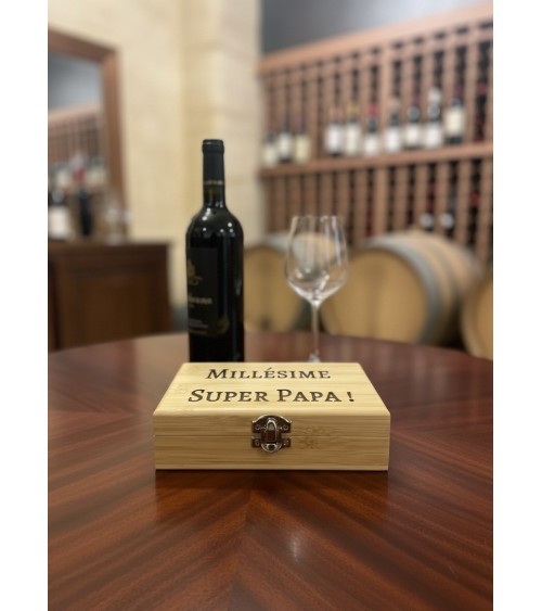Coffret sommelier en bois gravé fermé