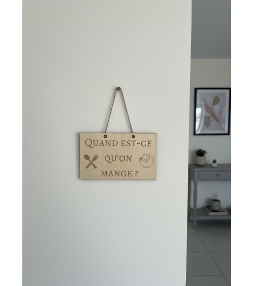 Pancarte murale en bois gravée Quand est-ce qu'on mange