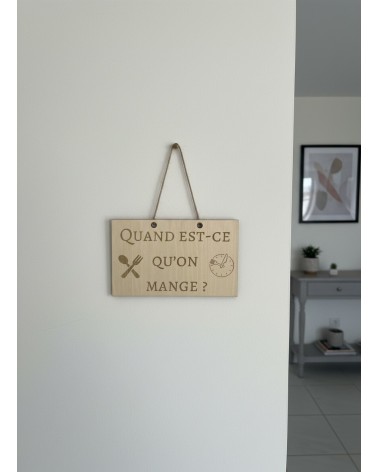 Pancarte murale en bois gravée Quand est-ce qu'on mange