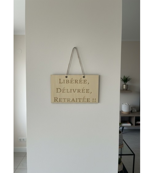 Pancarte murale en bois gravée Libérée, délivrée, retraitée !