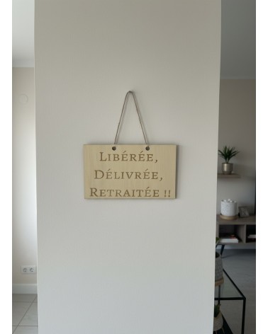 Pancarte murale en bois gravée Libérée, délivrée, retraitée !