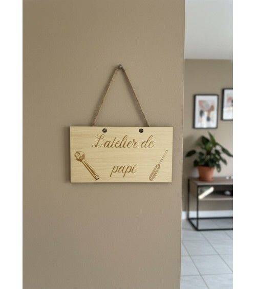 Pancarte murale en bois gravée L'atelier de papi