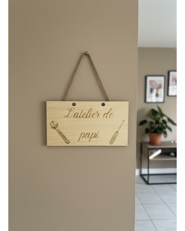 Pancarte murale en bois gravée L'atelier de papi