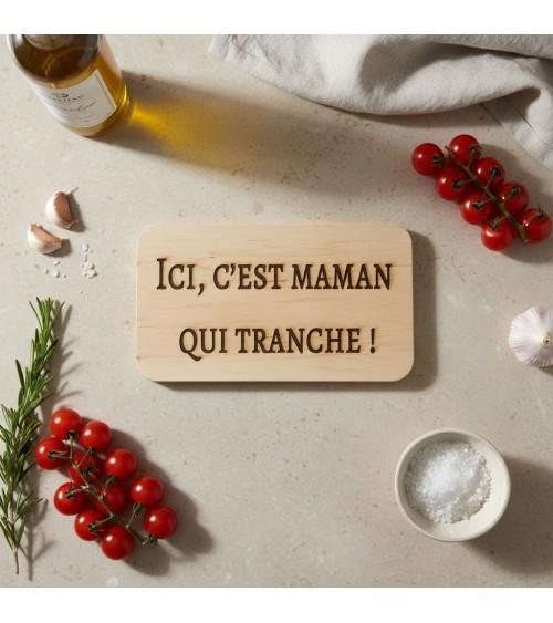 Planche à découper en bois gravée maman qui tranche
