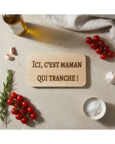Planche à découper en bois gravée maman qui tranche