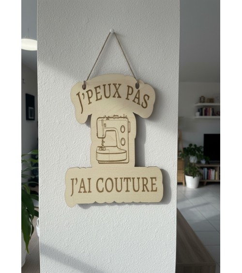 Pancarte murale en bois gravée humour couture