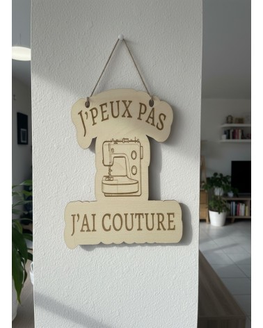 Pancarte murale en bois gravée humour couture