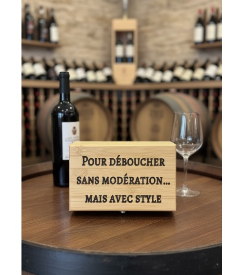 Détail gravure laser coffret sommelier citation style vin