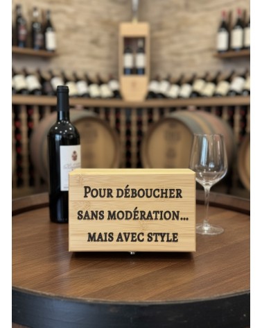 Détail gravure laser coffret sommelier citation style vin
