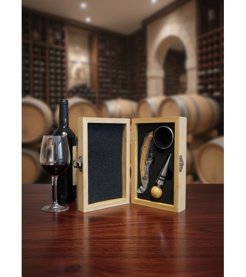 Coffret sommelier bois gravé ouvert accessoires vin style